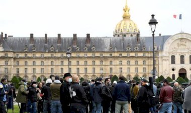 Paris’te Korona Şartlarına  Protesto