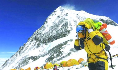 Everest Dağı düşündüğümüzden daha yüksek, diyelim ki Nepal ve Çin